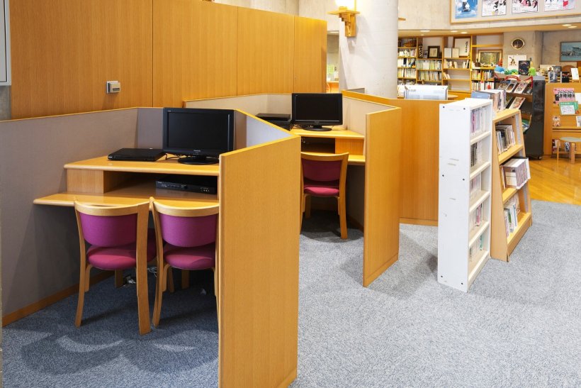 川西町立図書館：館内の写真