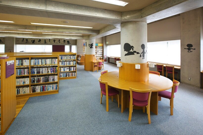 川西町立図書館内部